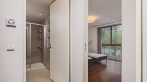 Comfort Suite | Bathroom | Shower, towels, toilet paper - Duo Berna Stay in Lisbon (Lisbon)