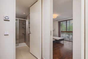 Comfort-sviitti | Kylpyhuone | Suihku, pyyhkeet, vessapaperi