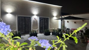 An outdoor patio area with potted plants and a seating area. - Domus Joannina B&B (Pompei)