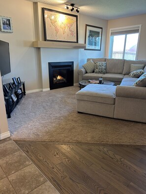 Téléviseur connecté, foyer, livres, écran d’ordinateur