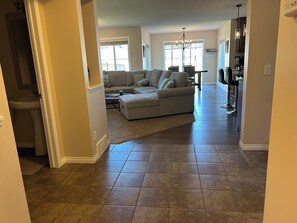 Téléviseur connecté, foyer, livres, écran d’ordinateur