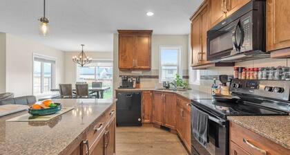 Come stay at a quiet room in a safe area in the south of Calgary. Must love dogs