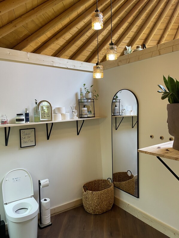 Towels, soap, toilet paper - Cozy Mountain Yurt Retreat – in the Heart of Marshall, NC (Marshall)