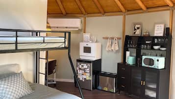 1 soveværelse, skrivebord, sengetøj