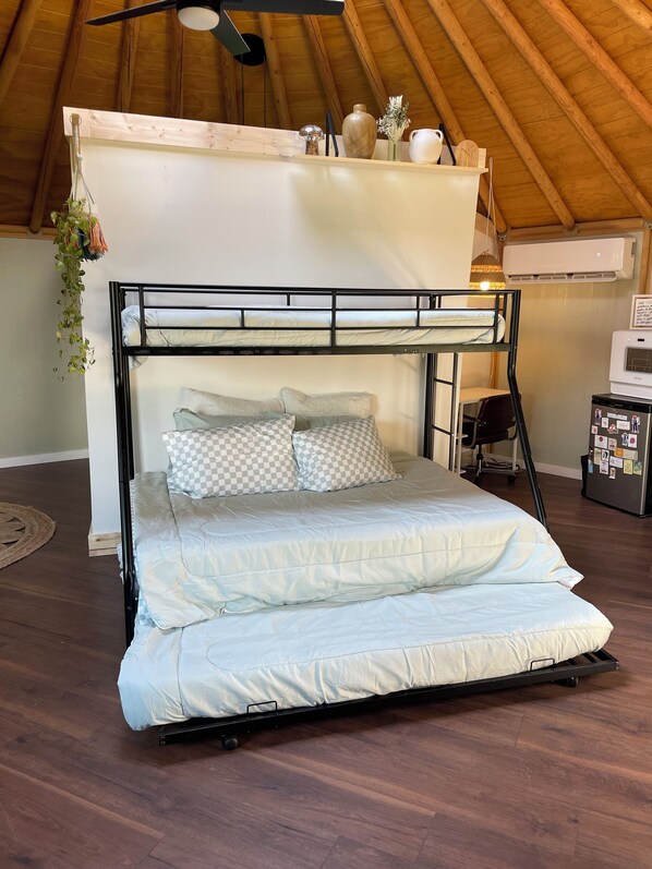 1 Schlafzimmer, Schreibtisch, Bettwäsche