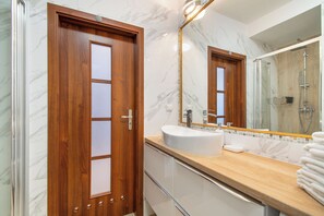 Dusche, Haartrockner, Handtücher, Seife