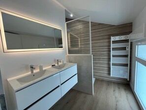 Dusche, Haartrockner, Handtücher, Seife