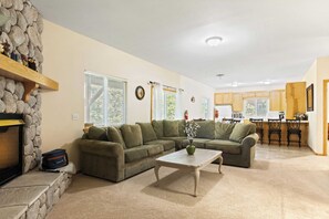 House (4 Bedrooms) | Interior - Alpine Retreat w/ Private Deck, Views, Outdoor Dining Alpen Drive by Avantstay (Lake Arrowhead)