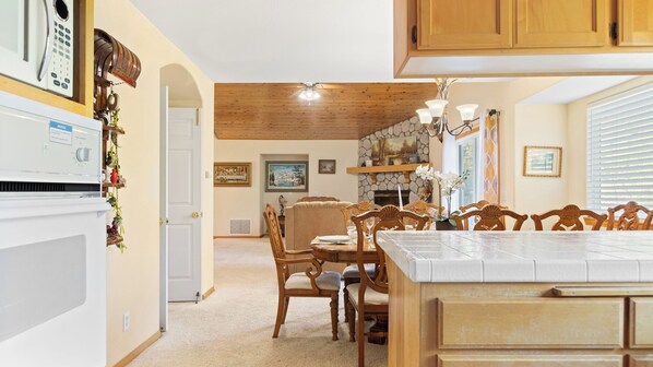 Interior - Alpine Retreat w/ Private Deck, Views, Outdoor Dining Alpen Drive by Avantstay (Lake Arrowhead)