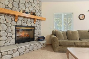 Interior - Alpine Retreat w/ Private Deck, Views, Outdoor Dining Alpen Drive by Avantstay (Lake Arrowhead)