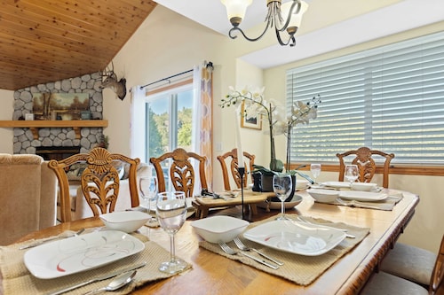 Alpen Drive by Avantstay Private Deck and Views