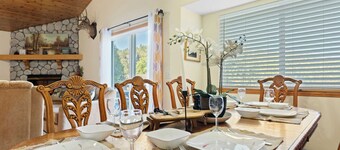 Alpen Drive by Avantstay Private Deck and Views