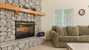 Interior - Alpine Retreat w/ Private Deck, Views, Outdoor Dining Alpen Drive by Avantstay (Lake Arrowhead)