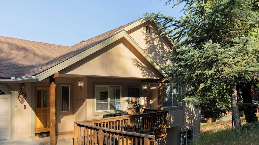 Alpen Drive by Avantstay Private Deck and Views