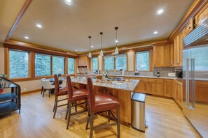 House (4 Bedrooms) | Interior - Cedars at Palisades by Avantstay Hot Tub, Resort Access, and Mountain Views (Olympic Valley)
