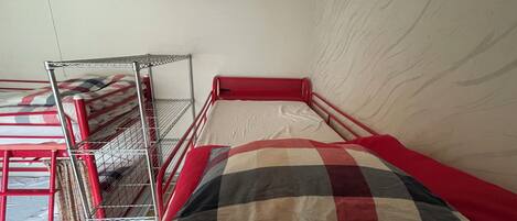 1 habitación, tabla de planchar con plancha, wifi y ropa de cama