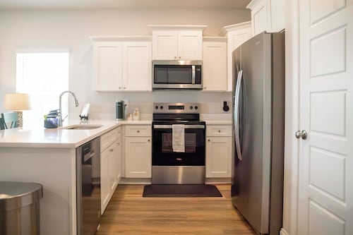 Coastline Cottage - 3/bd 2.5/bath near Downtown Ocean Springs & beaches!!