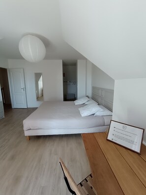4 室のベッドルーム、アイロン / アイロン台、WiFi、ベッドシーツ