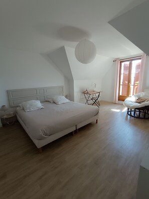 4 bedrooms, iron/ironing board, WiFi, bed sheets