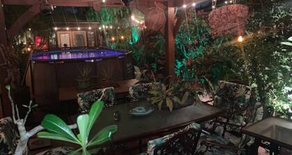 Palm Beach Tropical Hot-Tub Pool HIDE-A-WAY Suite