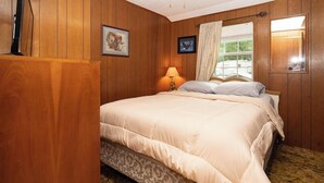 2 bedrooms, free WiFi, bed sheets - The Cabin at Prairie Hollow Camp w/ Boat Slip* (Roach)