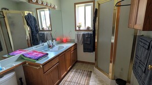 تجهيزات دش، مناشف، صابون، ورق حمّام