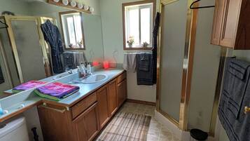 تجهيزات دش، مناشف، صابون، ورق حمّام