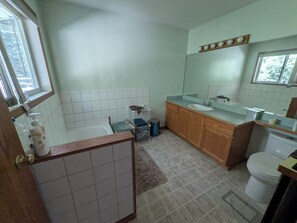 Shower, towels, soap, toilet paper - Experience Zen in a charming 3-bedroom farmhouse in Beautiful Thompson-Nicola. (Thompson-Nicola N (Beautiful *)