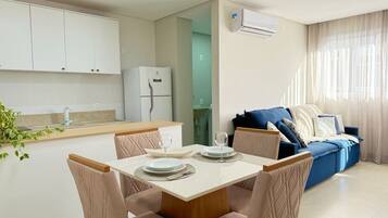 Apto Céu Azul - Vila Germânica - Blumenau - SC | Cozinha privada | Cafeteira/chaleira, talheres/pratos/utensílios de cozinha