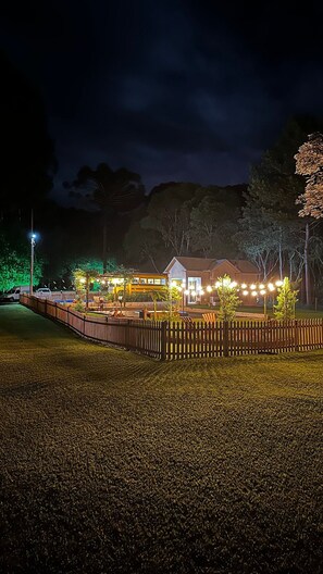 Front of property - evening/night - American Bus Glamping (Capinzal)