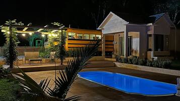 Smekmånadsstuga - bubbelbad | Pool | Utomhuspool och solstolar