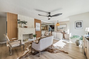 TV connectée, cheminée, livres