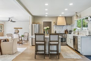Fridge, microwave, oven, stovetop - Luxury Sonoma Estate + Guest Cottage in Heart of Wine Country (Sonoma)