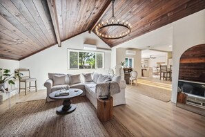 TV connectée, cheminée, livres