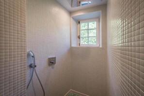 Dusche, Haartrockner, Handtücher, Seife