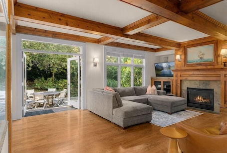 Smart TV, fireplace, video games, DVD player. Ultra Lux Kirkland Bungalow