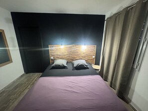 5 chambres, fer et planche à repasser, Wi-Fi, draps fournis