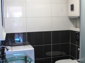 Dusche, Haartrockner, Handtücher