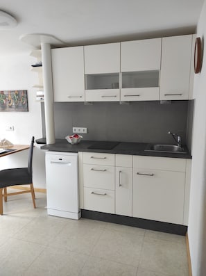 Réfrigérateur, micro-ondes, plaque de cuisson, lave-vaisselle
