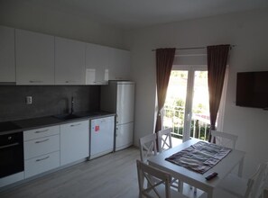 Kylskåp, mikrovågsugn, ugn och diskmaskin