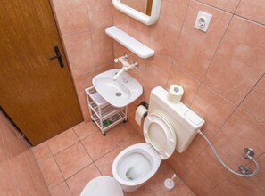 Douche, sèche-cheveux, serviettes fournies