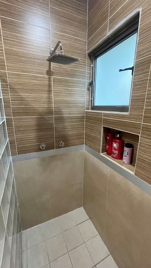 Dusche, Haartrockner, Handtücher, Seife