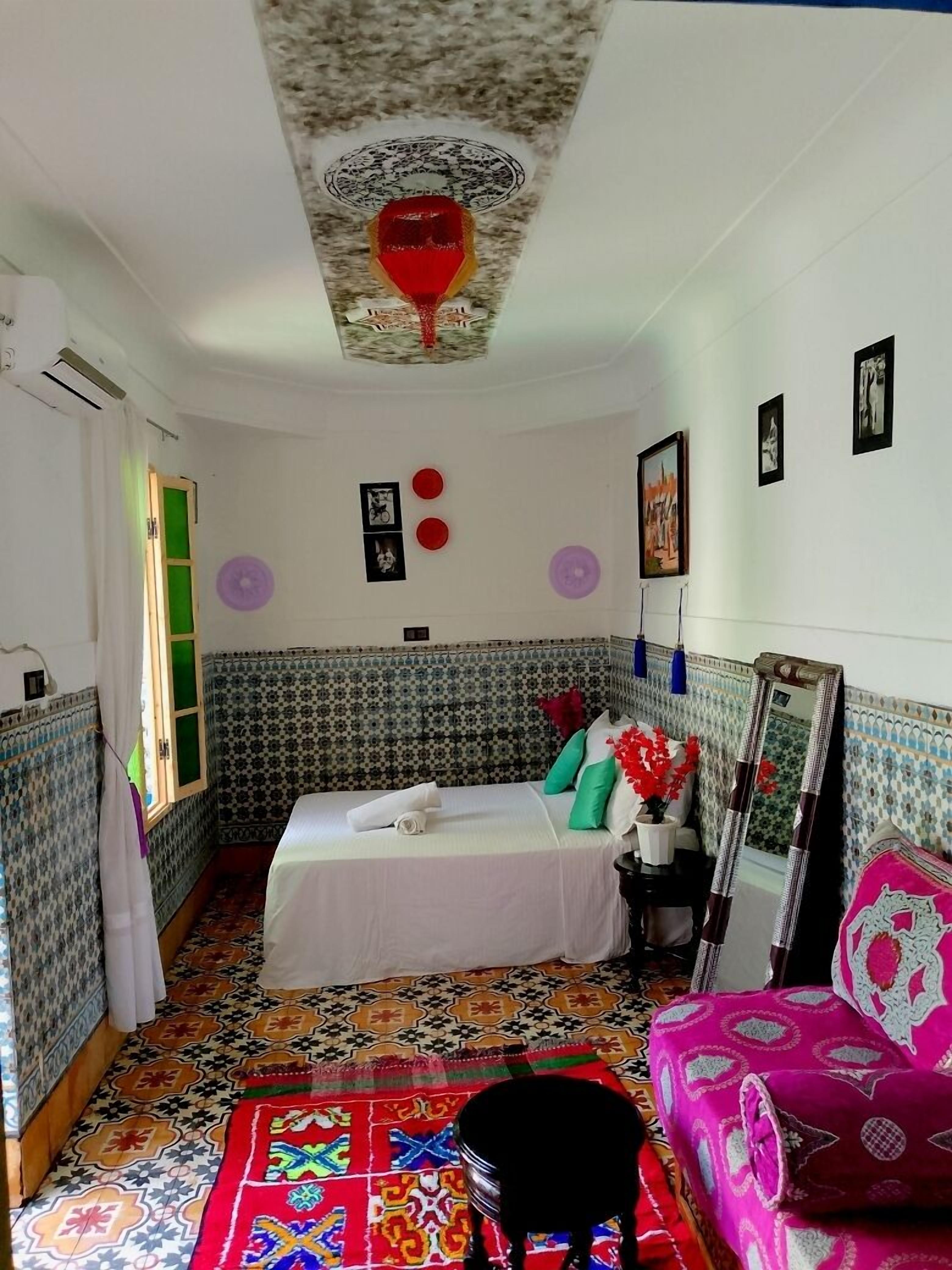 Decoración personalizada, escritorio y wifi gratis 