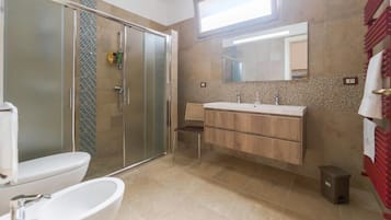 Shower, hair dryer, bidet, towels