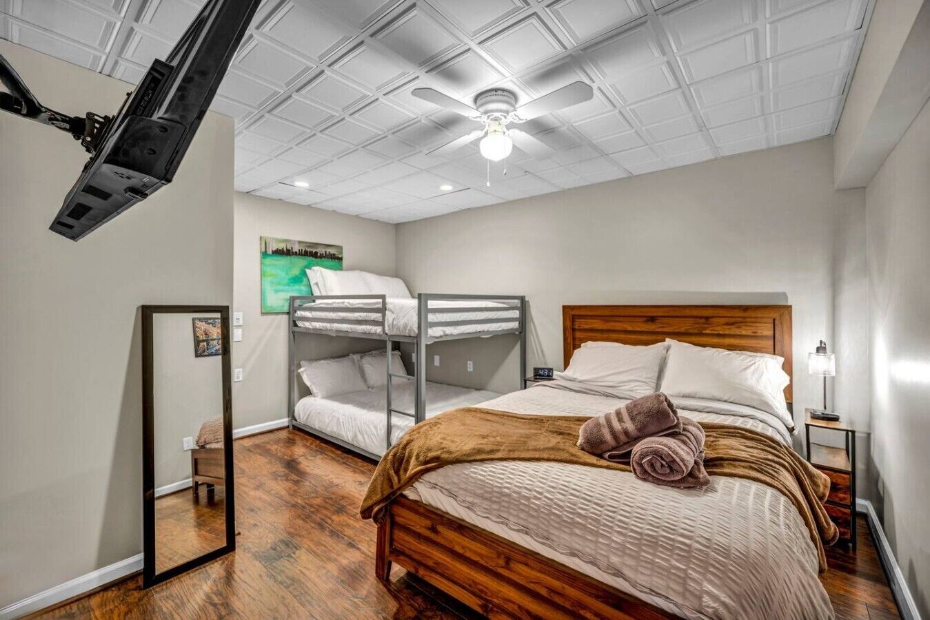 Escritorio, wifi y ropa de cama 