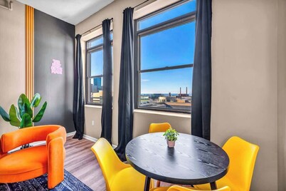 Colorful 2Bed Apt • Heart of Downtown • Lake Views