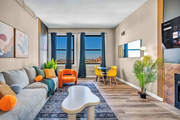 TV, fireplace, offices - Funky 2B Apt in Downtown Cleveland | FREE Parking (Cleveland)
