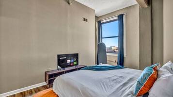 Escritorio, wifi y ropa de cama