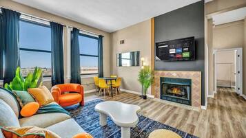 Fernseher, Kamin, Arbeitsbereiche