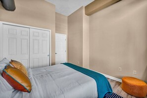 Desk, WiFi, bed sheets - Funky 2B Apt in Downtown Cleveland | FREE Parking (Cleveland)